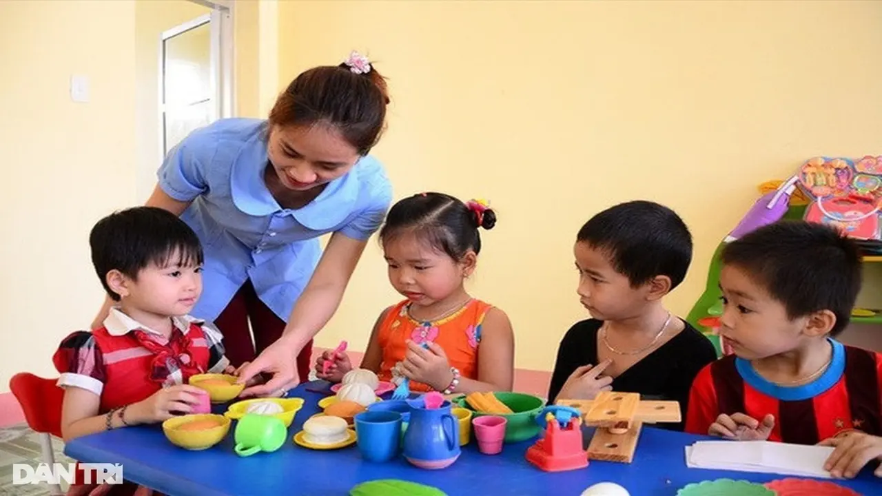 Làm việc 10 tiếng mỗi ngày, giáo viên mầm non không có thời gian chăm con
