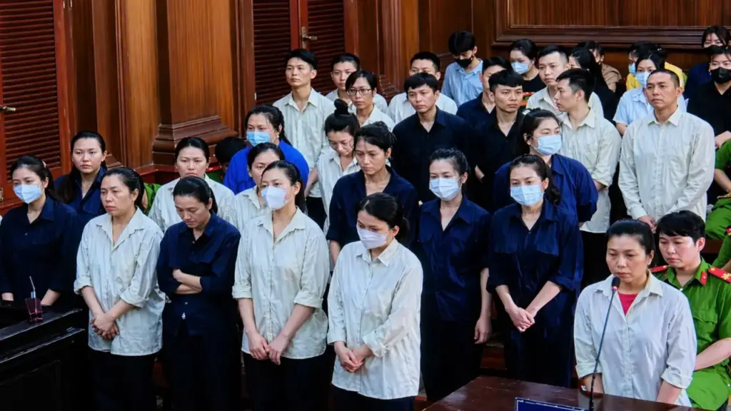 Lập công ty, dụ khách hàng rút tiền từ thẻ tín dụng không mất phí rồi chiếm đoạt, 38 bị cáo hầu tòa
