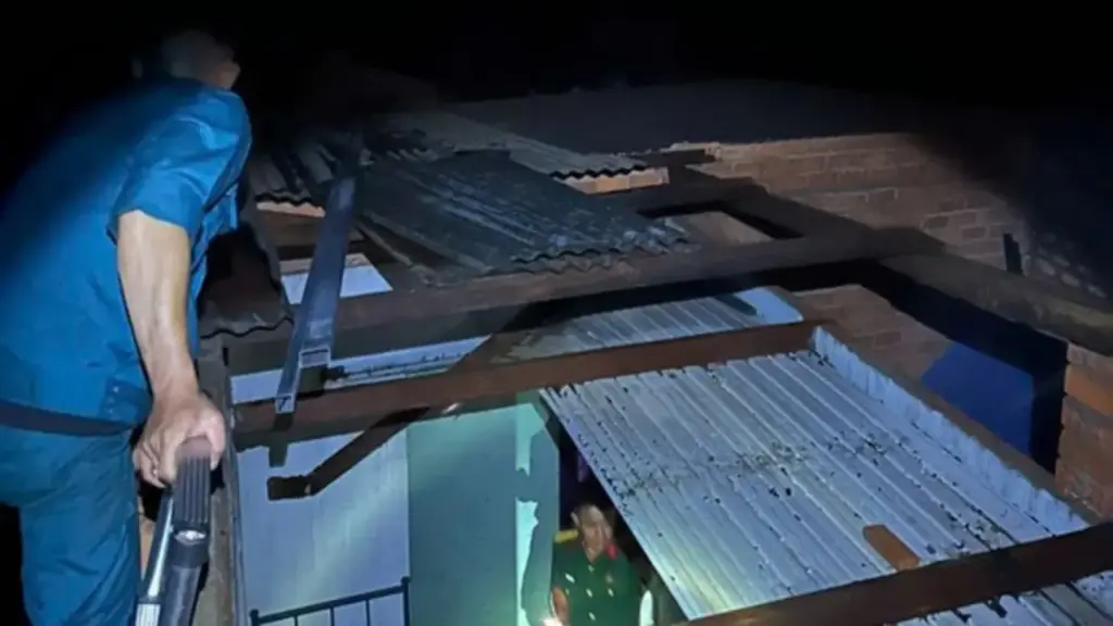 Lốc xoáy tại Bảo Lộc gây tốc mái nhà nhiều nhà dân