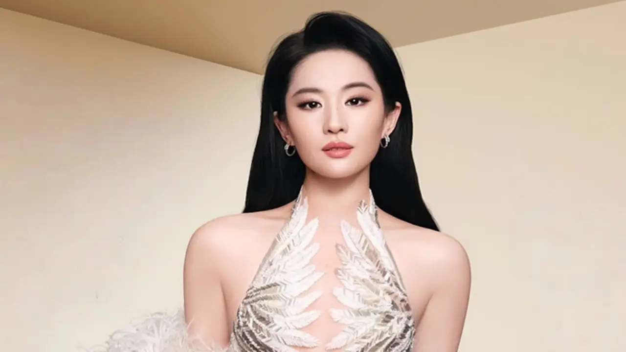 Lưu Diệc Phi diện đầm cắt xẻ của Lê Thanh Hòa