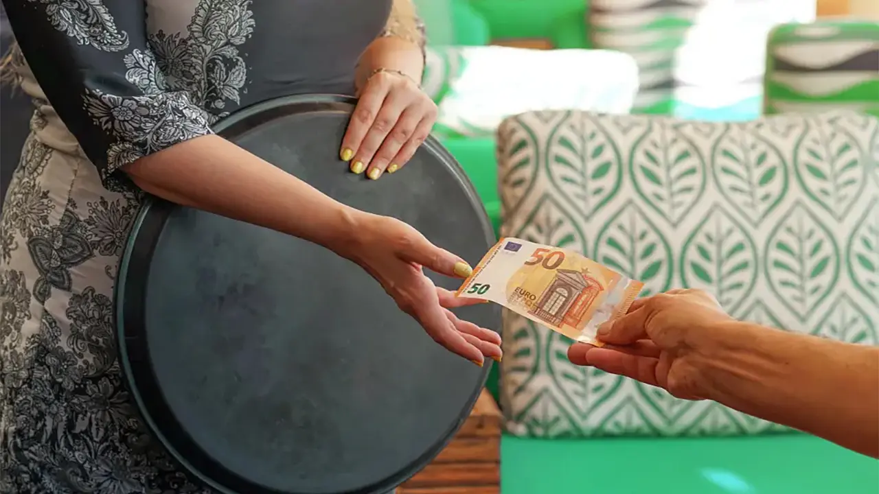 Lý do tiền boa bình thường ở Mỹ, bất thường ở châu Âu