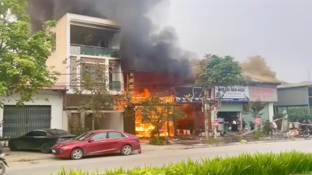 Mua dao chém chồng mới của vợ cũ rồi phóng hỏa đốt nhà hàng