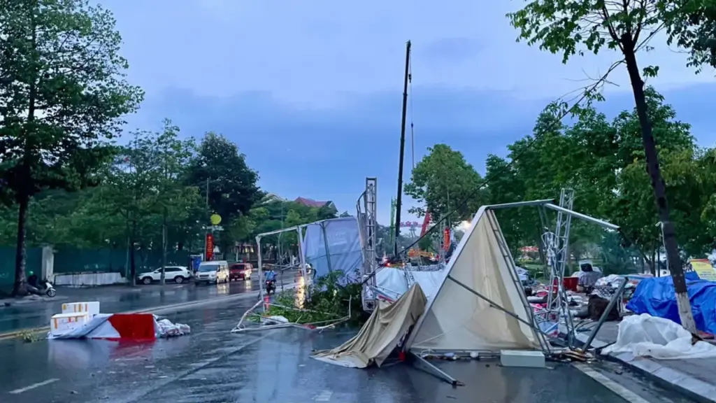 Mưa dông quật đổ nhiều gian hàng sự kiện ở Phú Thọ, cảnh báo mưa lớn Hà Nội sáng nay