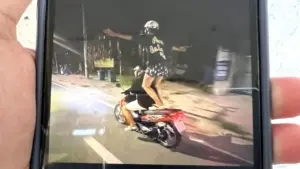 Nam sinh lớp 11 ở TPHCM đứng trên yên xe máy, dang 2 tay “biểu diễn”