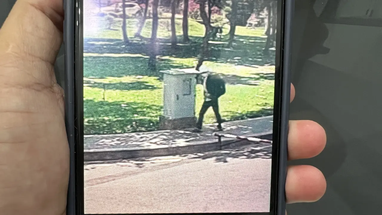 Nam sinh ở TPHCM mất ba lô chứa laptop khi đang thi, camera ghi lại kẻ trộm