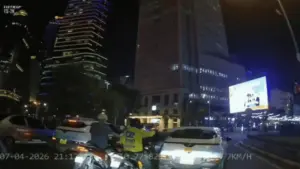 Nam thanh niên bị tấn công bằng hung khí sau va chạm giao thông