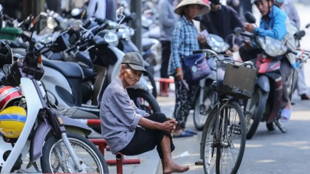 Nắng nóng ở Huế vượt đỉnh điểm, người lao động oằn mình: 'Thở thôi cũng đủ mệt'