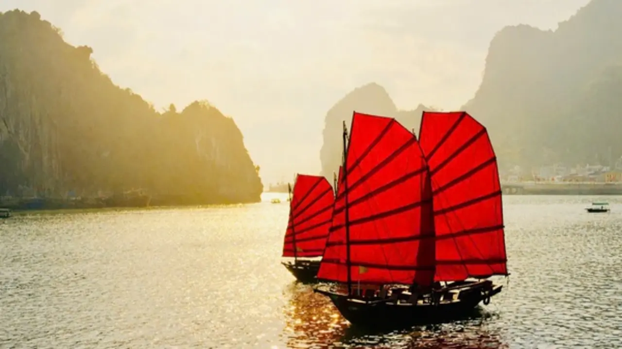 Ngắm vịnh Hạ Long trên thuyền buồm ba vách