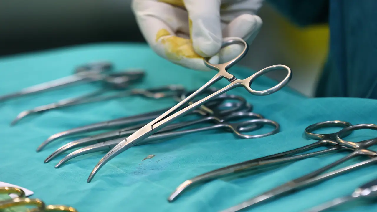 Nghịch ná bắn chim, bé trai bị bi sắt xuyên sọ