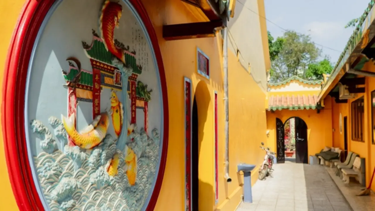 Ngôi chùa gần 500 năm tuổi ở Vĩnh Long, đẹp như 'bảo tàng mỹ thuật'