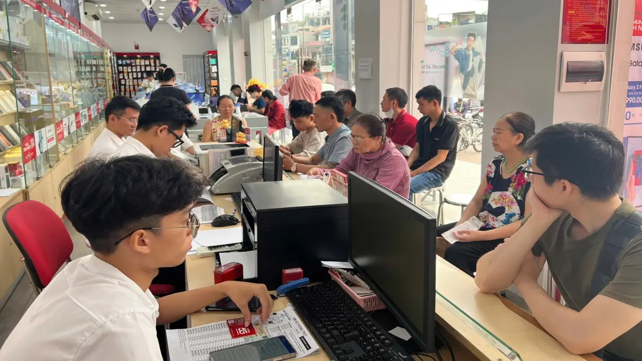 Người dân đến kín điểm giao dịch chờ xác thực SIM chính chủ