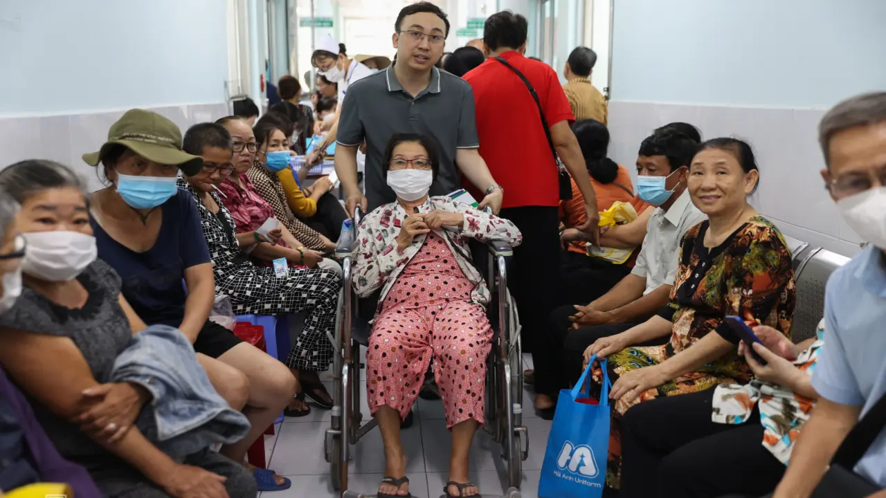 Người dân TP HCM xếp hàng chờ khám bệnh miễn phí