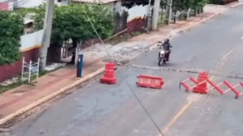 Người đi xe máy tử vong vì len vào đường bị chặn