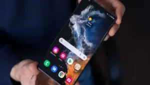 Người dùng Galaxy S22 Ultra 'tá hỏa' vì lỗi khóa máy khó hiểu