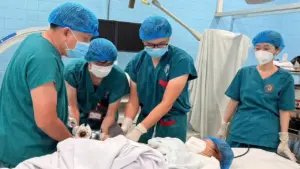 Người phụ nữ nhập viện với bàn tay kẹt trong máy xay thịt