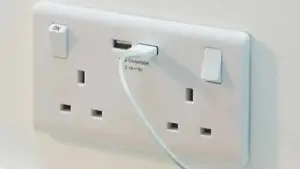 Nguy cơ tiềm ẩn từ ổ cắm điện USB nhiều người bỏ qua