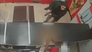 Nhân viên quán ăn bị chĩa súng dọa giết khi rót nhầm nước chấm