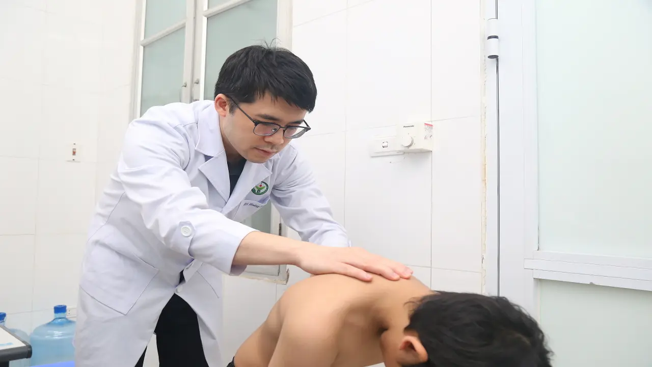 Nhiều trẻ âm thầm vẹo cột sống nặng