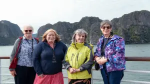 Nhóm bạn thân U70 người Úc bay gần 9 tiếng đến Việt Nam ăn phở, ngủ đêm trên vịnh Hạ Long