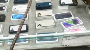 Nhóm thiếu niên dùng xà beng phá khóa cửa hàng điện thoại trộm 5 chiếc iPhone