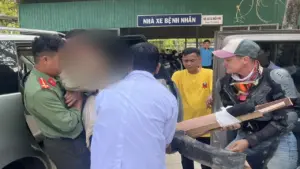 Nữ du khách Pháp gãy chân khi đi xe máy ở Măng Đen, được công an hỗ trợ kịp thời