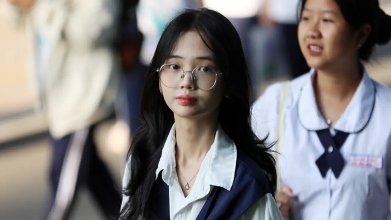 Nữ sinh TP.HCM tươi tắn, tự tin trước kỳ thi đánh giá năng lực