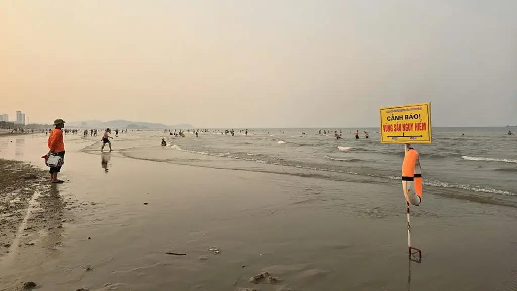 Nữ sinh tử vong khi cứu bạn đuối nước ở biển Cửa Lò