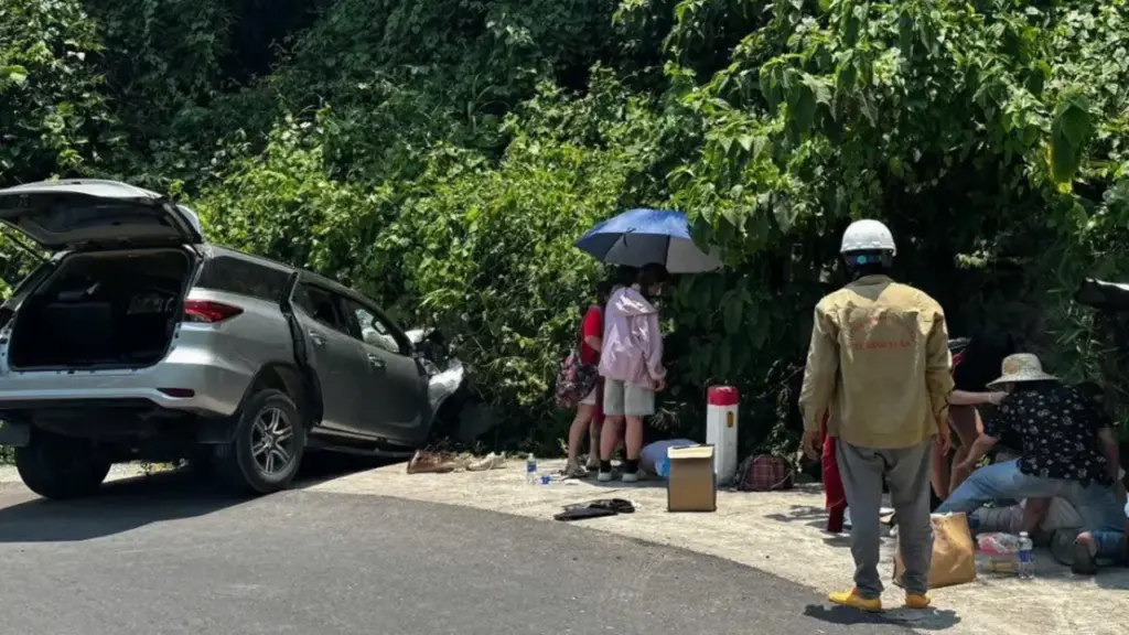 Ô tô biển số TP.HCM mất lái trên đường đèo Hòn Bà, 1 người thiệt mạng