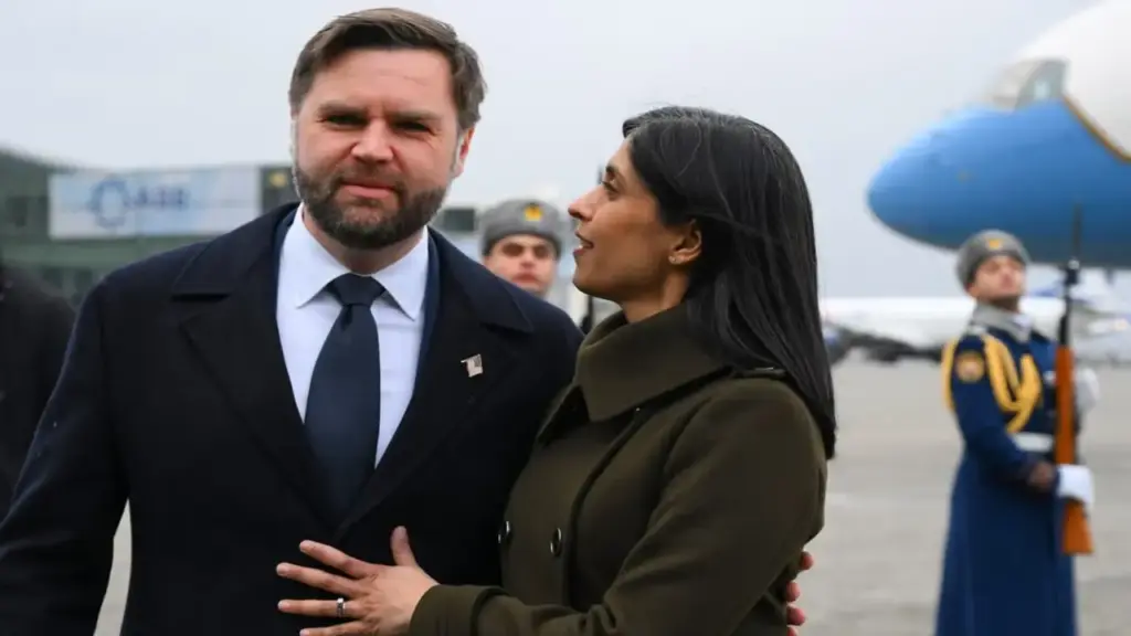 Ông Vance so sánh yêu cầu Iran phi hạt nhân hóa với hình ảnh vợ mình 'nhảy dù'