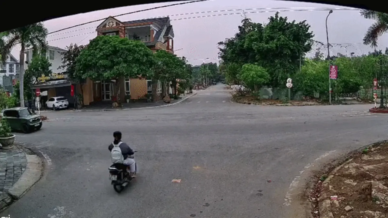 Ôtô đâm bay xe máy tại ngã tư không người