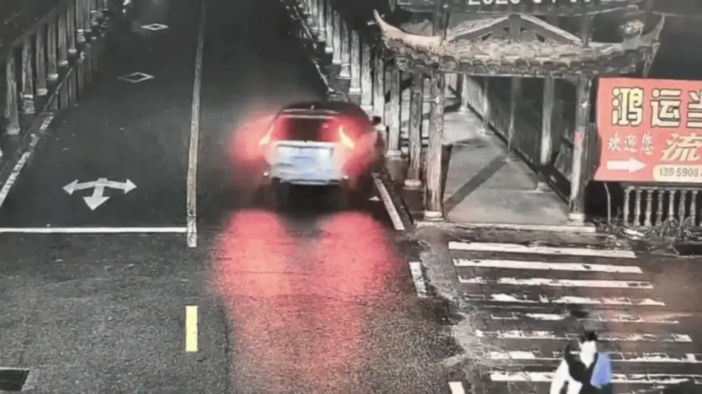 Ôtô lao xuống sông trong đêm, 5 người thiệt mạng