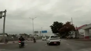 Ôtô và xe máy lao vào nhau như hai mũi tên vì cùng một lỗi