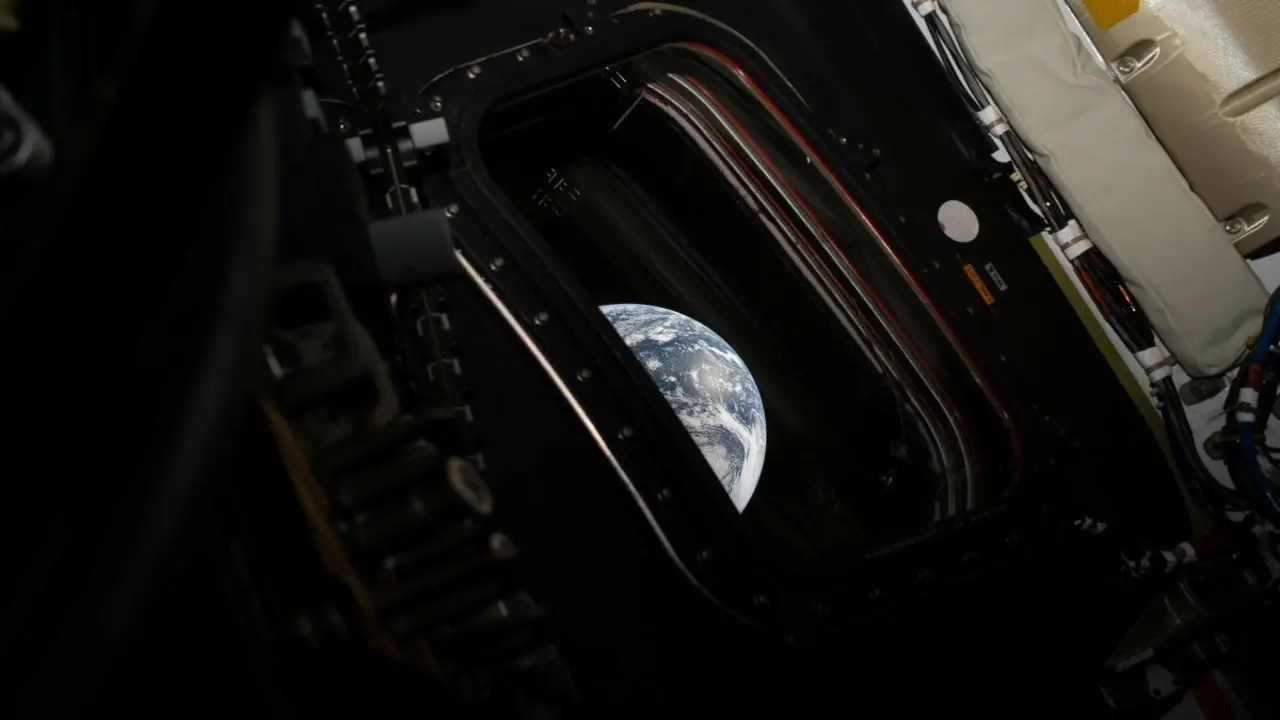 Phi hành đoàn Artemis II vượt mốc 'nửa đường tới Mặt Trăng'