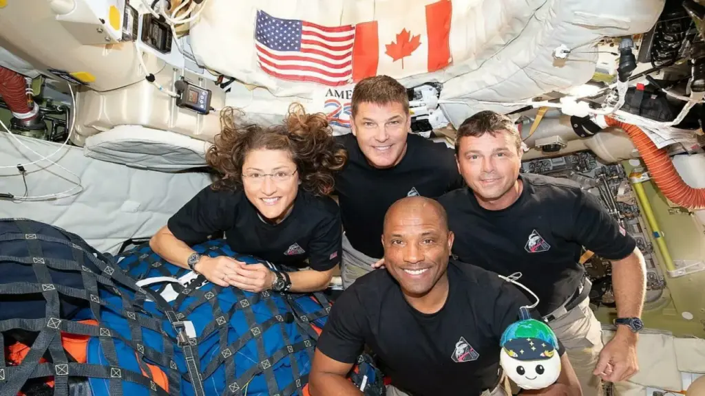 Phi hành đoàn Artemis II vượt nửa đường về Trái Đất