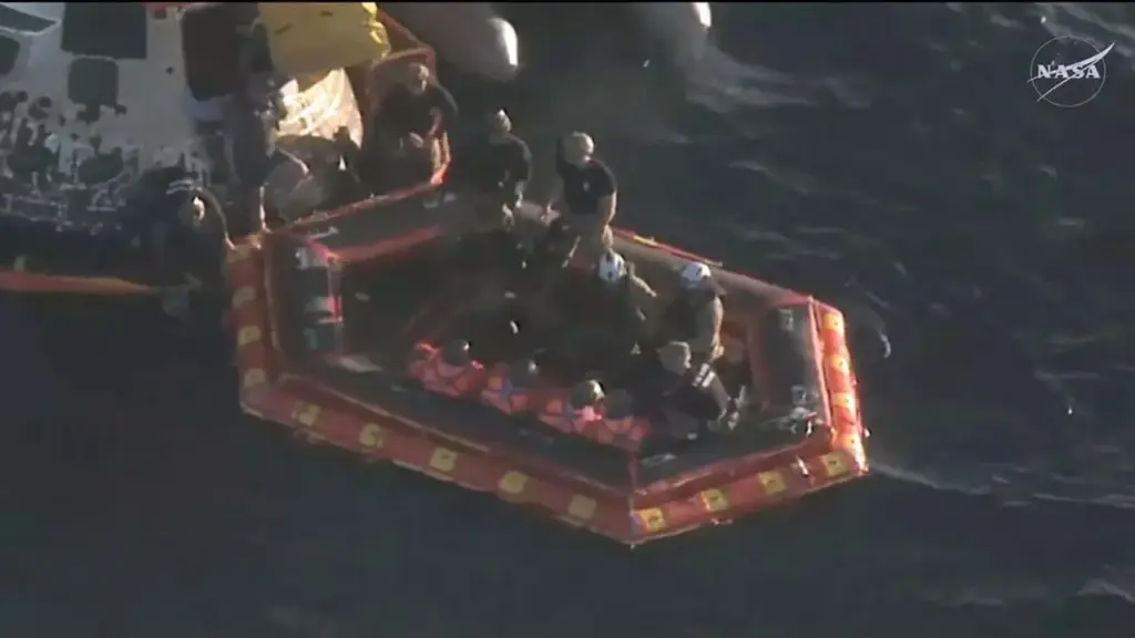 Phi hành đoàn Asrtemis II rời khỏi tàu Orion trên biển