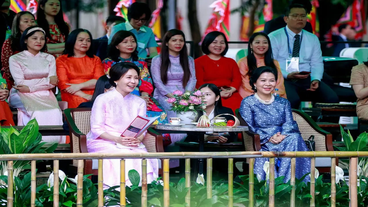 Phu nhân Tổng thống Hàn Quốc mặc áo dài, thưởng thức múa rối nước