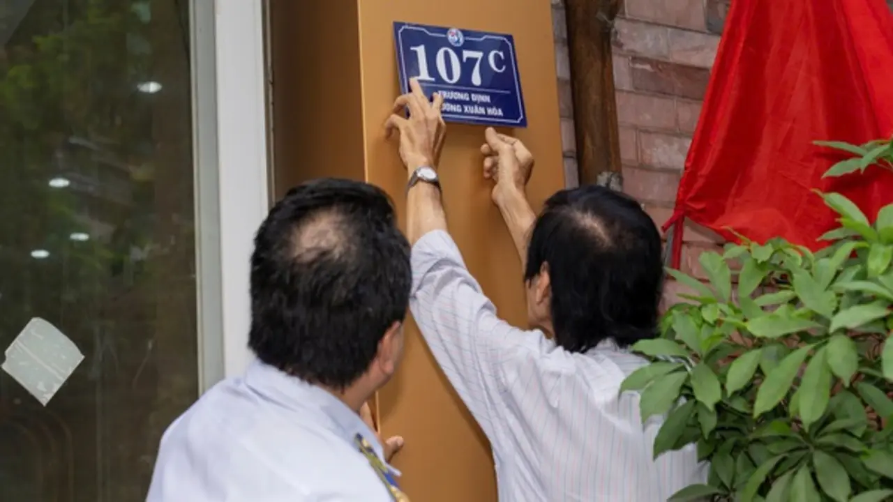 Phường trung tâm TP.HCM xử lý lấn chiếm vỉa hè, gắn bảng số nhà mới