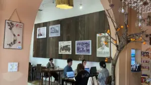 Quán cà phê phong cách 'Bưu điện TP.HCM' cuốn hút người trẻ