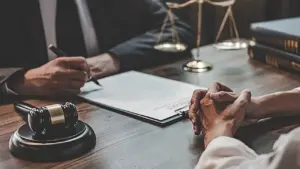 Ranh giới 'bảo vệ công lý' và đặc quyền bảo mật của luật sư với thân chủ