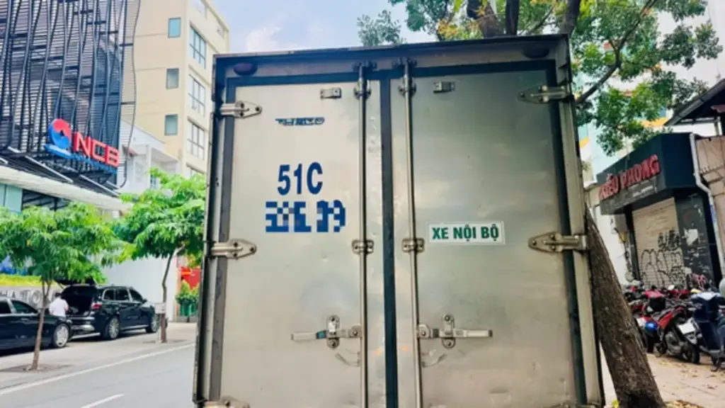 Rộ trào lưu dán tem 'xe nội bộ': Quy định hiện nay thế nào?