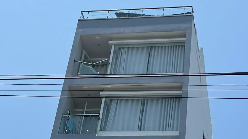 Rơi từ tầng 7 căn hộ, người đàn ông may mắn thoát chết