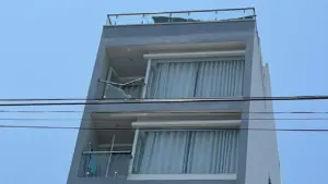 Rơi từ tầng 7 căn hộ, người đàn ông may mắn thoát chết