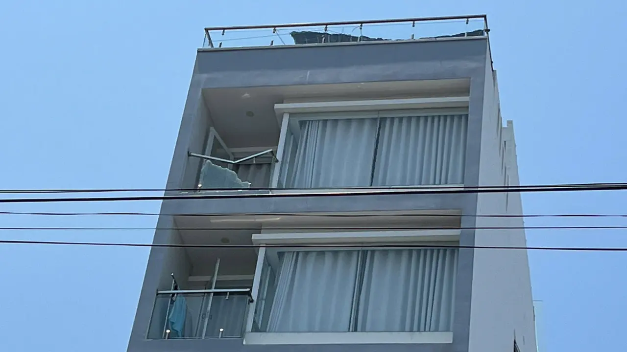 Rơi từ tầng 7 căn hộ, người đàn ông may mắn thoát chết