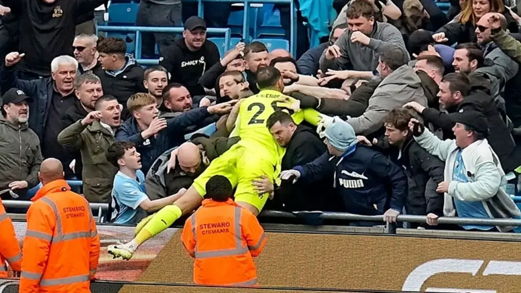 Rooney: 'Man City có thể phải trả giá vì mừng như vô địch'