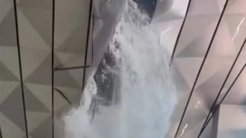 Sập trần nhà ga sân bay lớn hàng đầu Đông Nam Á, nước chảy như thác