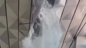 Sập trần nhà ga sân bay lớn hàng đầu Đông Nam Á, nước chảy như thác