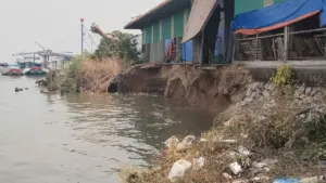 Sạt lở bờ sông Hậu dài 50m, ăn sâu vào bờ 8m, di dời 660 tấn gạo