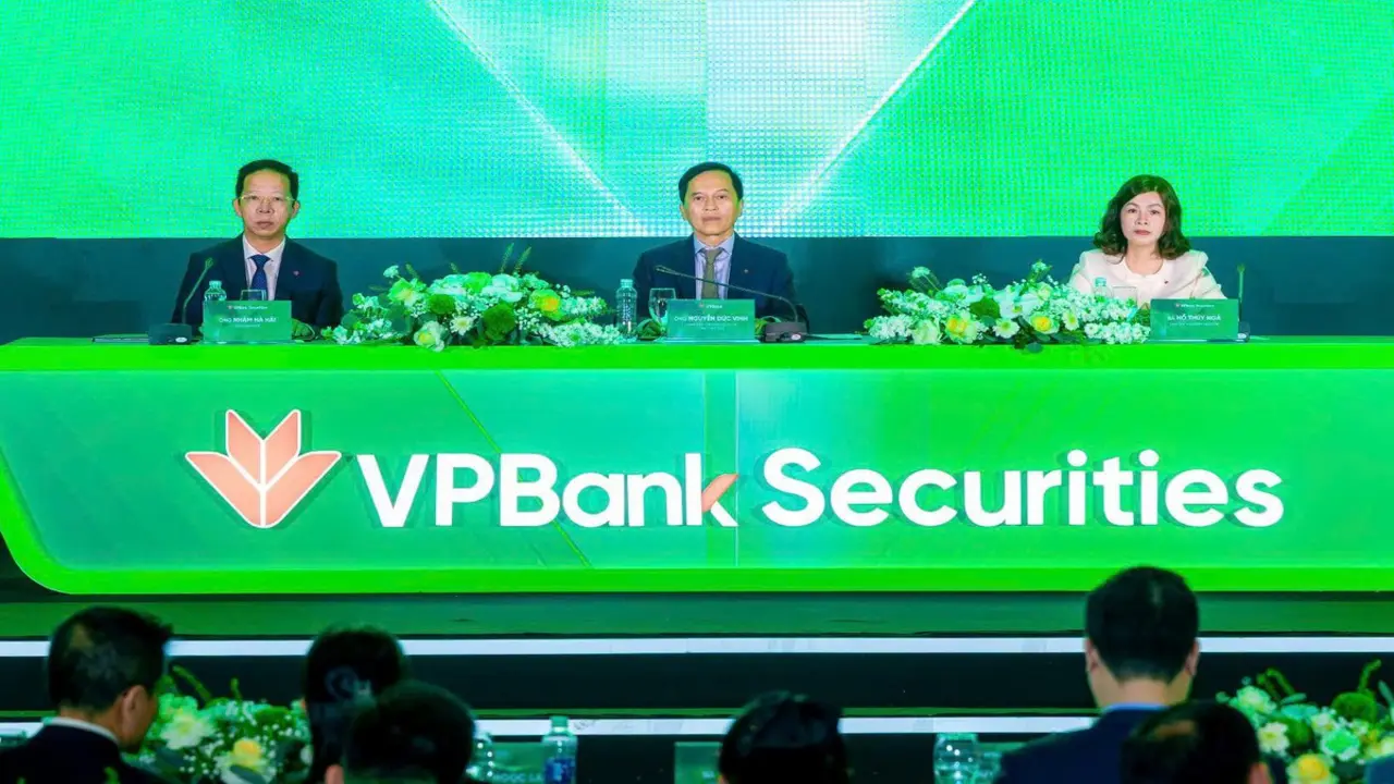 Sếp VPBankS nói về giá cổ phiếu giảm sau IPO, khẳng định có 'sức' cho vay thêm 30.000 tỉ