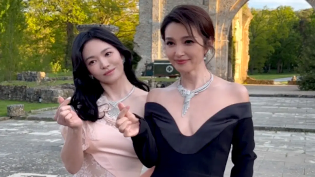 Song Hye Kyo khoe sắc bên Lý Băng Băng