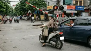 Tài xế ôtô hét vào mặt tôi vì dừng xe khi rào chắn đường sắt chưa hạ